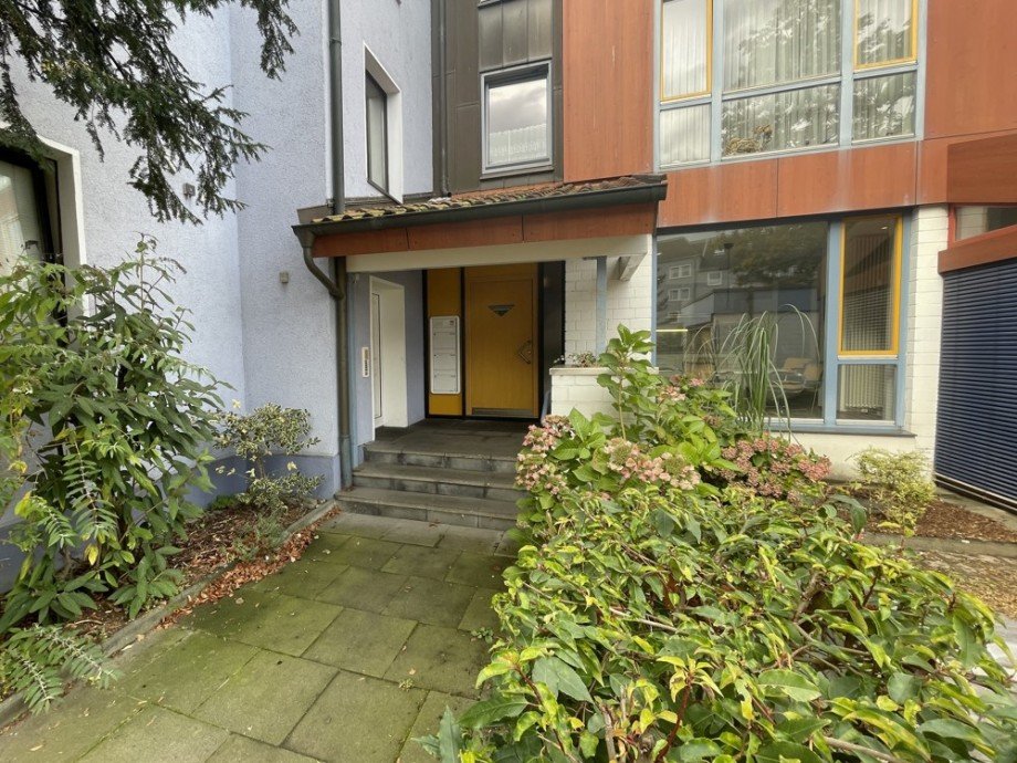 (14) Der Blick in Richtung der beiden Hauseing�nge Mehrfamilienhaus Gladbeck / Zweckel