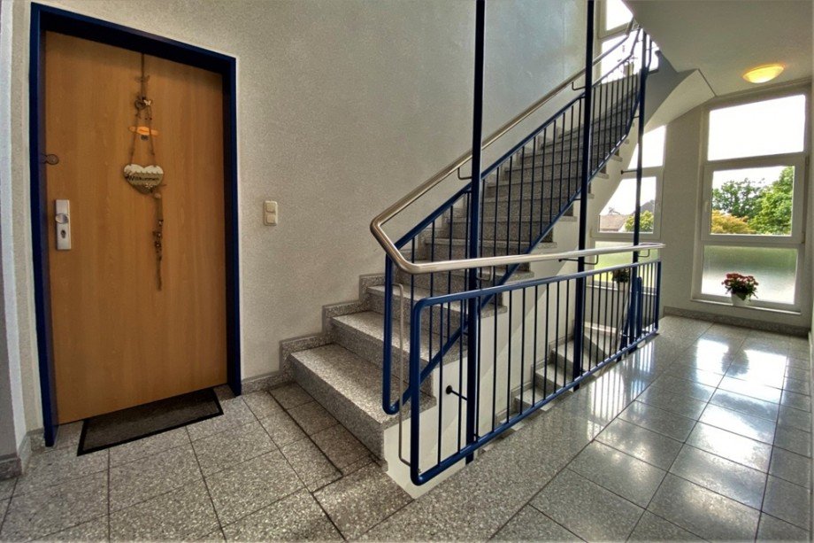 (4) Der gemeinschaftliche Hausflur im zweiten Obergeschoss Etagenwohnung Bottrop / Stadtmitte