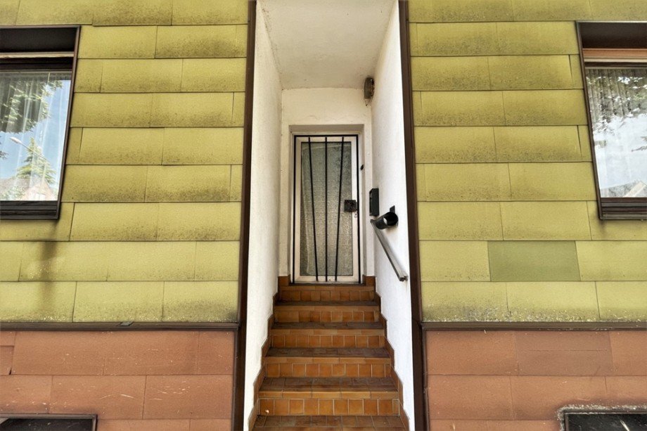 (2) Der Hauseingangsbereich in die rechte Haush�lfte Zweifamilienhaus Bottrop / Batenbrock