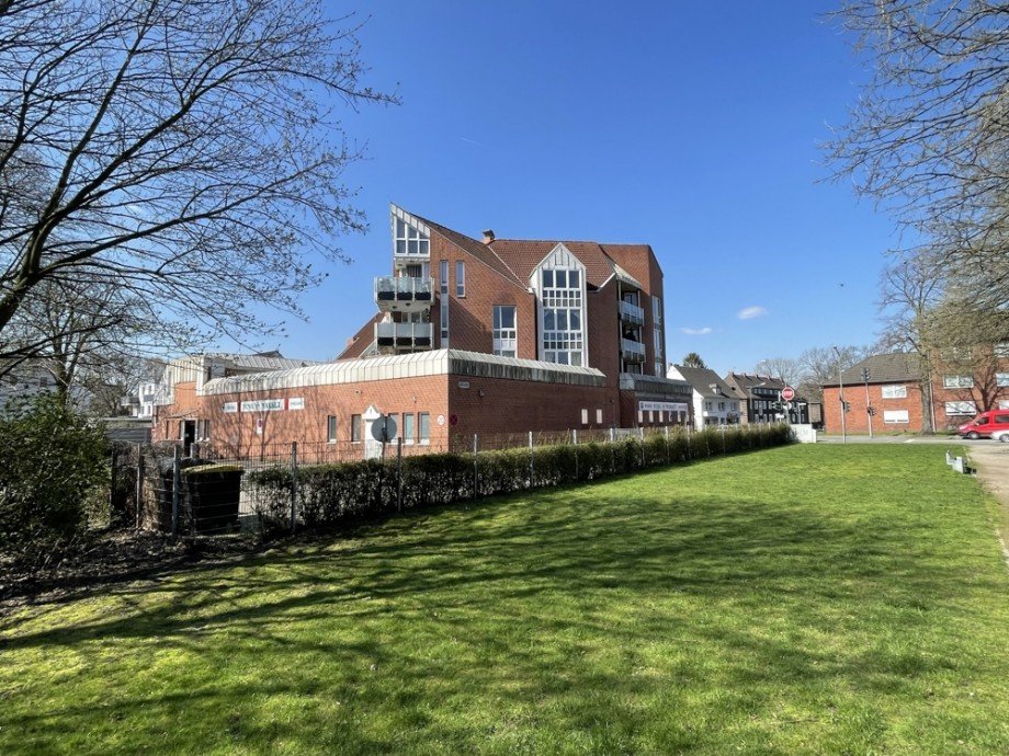 (24) Hier eine Geb�uder�ckansicht von den angrenzenden Gr�nfl�chen Etagenwohnung Bottrop / Batenbrock