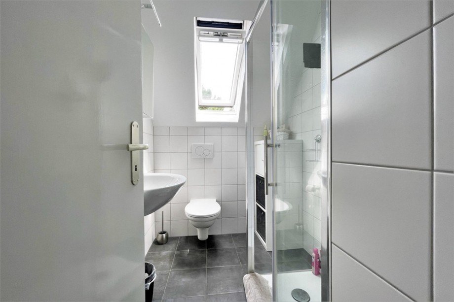 (15) Hier befindet sich ein modernisiertes Duschbadezimmer Doppelhaush�lfte Bottrop / Eigen