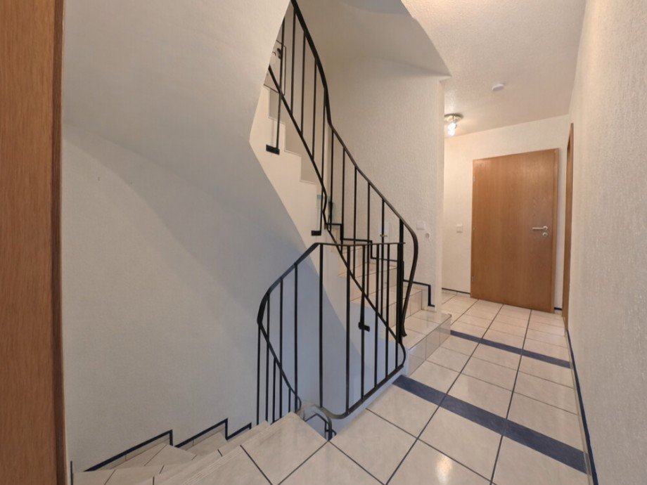 (17) Der Treppenaufgang f�hrt uns nun hinauf in das erste Obergeschoss Reihenmittelhaus Bottrop / Welheim