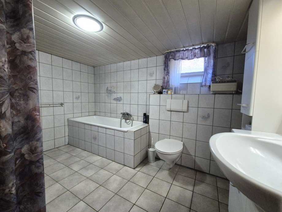 (18) Im Keller befindet sich u.a. dieses Wannenbadezimmer (Nfl.) Reiheneckhaus Bottrop / Fuhlenbrock