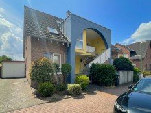 (2) Ein Blick auf das offene Treppenhaus auf der Geb�udevorderseite *VERKAUFT*