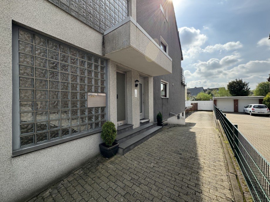 (3) Die Wohnung im Erdgeschoss verf�gt u.a. �ber einen eigenen Eingang (rechts) Erdgeschosswohnung Bottrop / Eigen