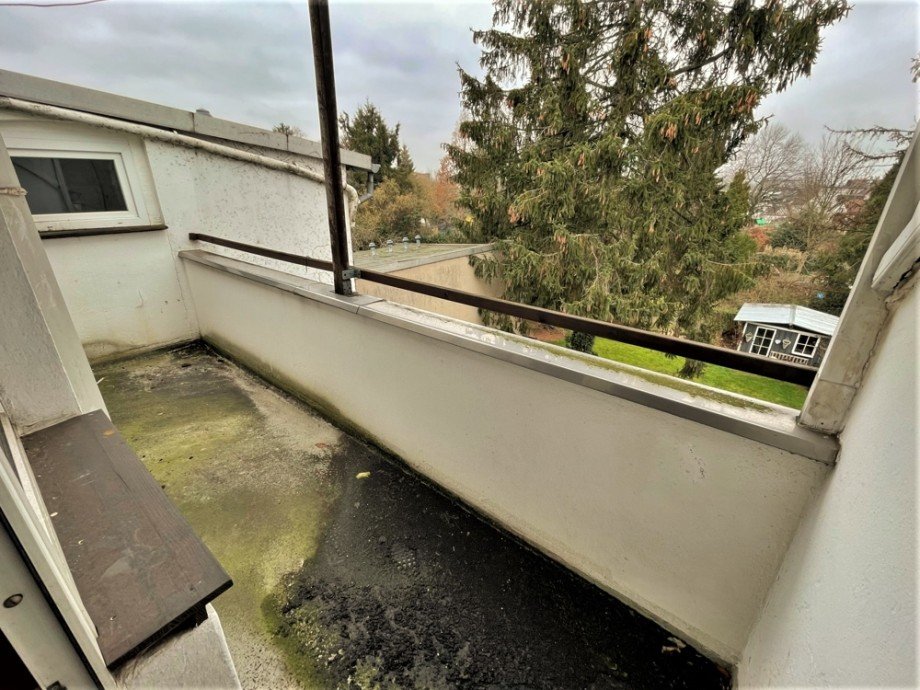 (19) Auch hier ein Eindruck vom r�ckw�rtigen Balkon im zweiten Obergeschoss Mehrfamilienhaus M�lheim an der Ruhr / Speldorf