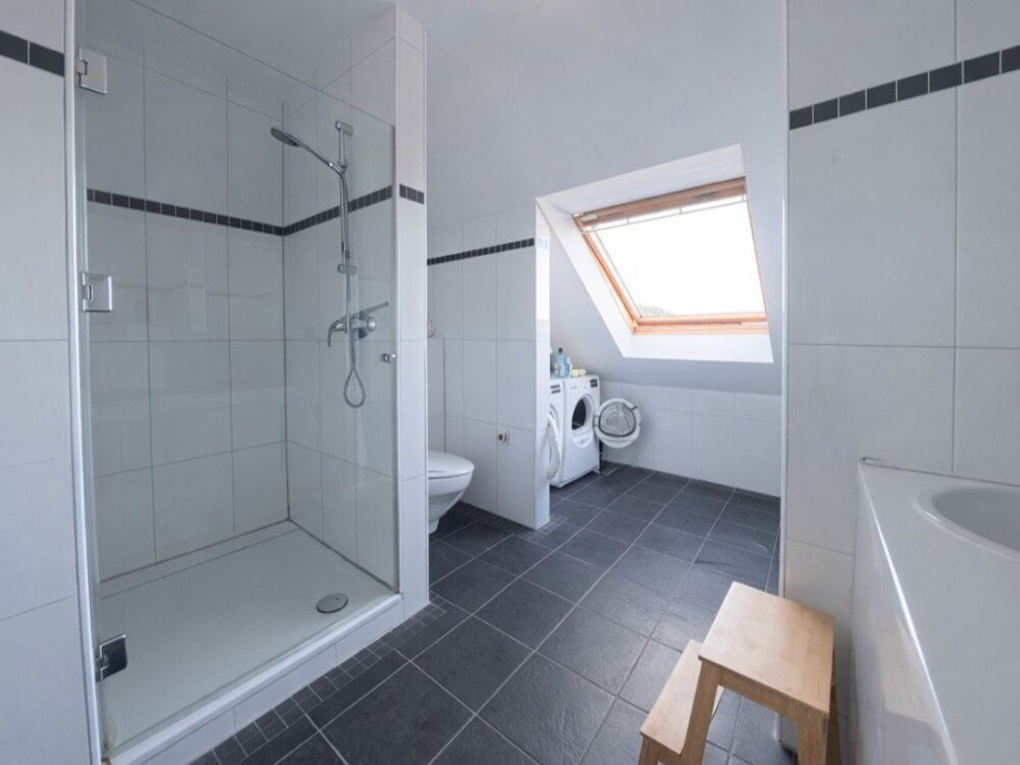 (16) �ber das Schlafzimmer erreichen Sie das Hauptbadezimmer Dachgeschosswohnung Bottrop / Stadtmitte