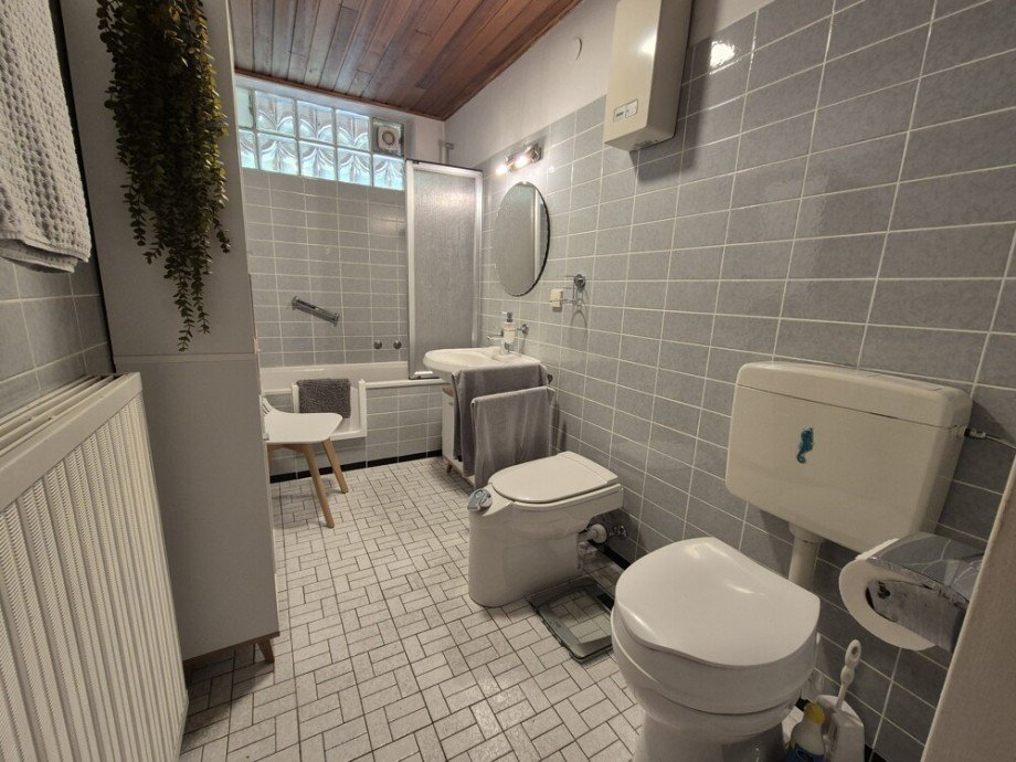 (9) Angrenzend betreten Sie das Hauptbadezimmer Doppelhaush�lfte Bottrop / Batenbrock