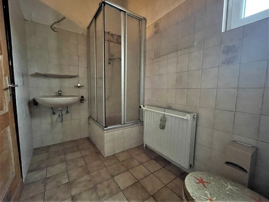 (10) Hier ein erster Einblick in das Duschbadezimmer im Anbaubereich Reihenmittelhaus Oberhausen / Holten