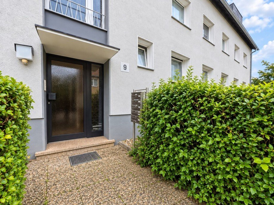 (10) Zur�ck auf der Geb�udevorderseite - Hier der Blick auf den gemeinschaftlichen Hauseingang links Mehrfamilienhaus Bottrop / Stadtmitte