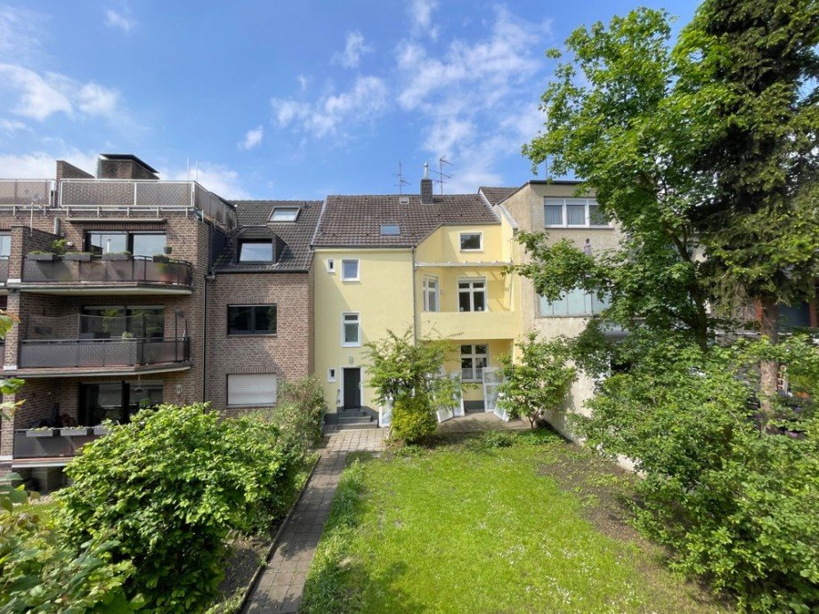 (24) Hier eine R�ckansicht aus dem r�ckseitigen Garten Dachgeschosswohnung Oberhausen / Sterkrade-Mitte