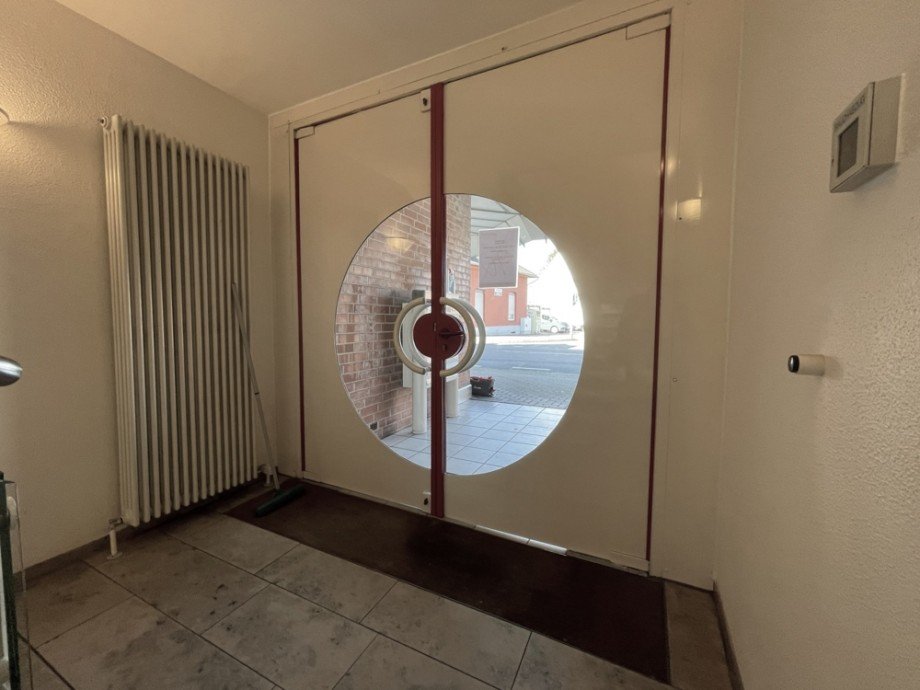 (2) Der gemeinschaftliche Hauseingangsbereich im Erdgeschoss Etagenwohnung Bottrop / Batenbrock