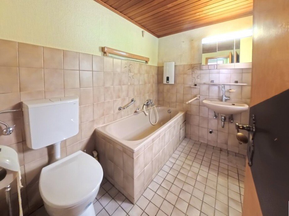 (16) Zur�ck im Inneren, wird das Erdgeschoss durch dieses Badezimmer vervollst�ndigt Reihenendhaus Bottrop / Eigen