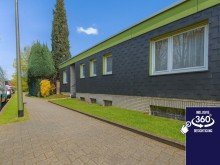 (2) Ein weiterer Eindruck von der Geb�udefront iTH: Solider Bungalow sucht neuen Glanz - gestalten Sie hier Ihr ganz pers�nliches Zuhause!