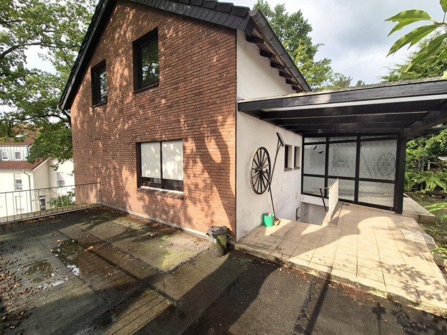 (33) Hier ein Eindruck von der Giebelseite mit Blick auf den �berdachten Kellerabgang Haus Bottrop / Vonderort