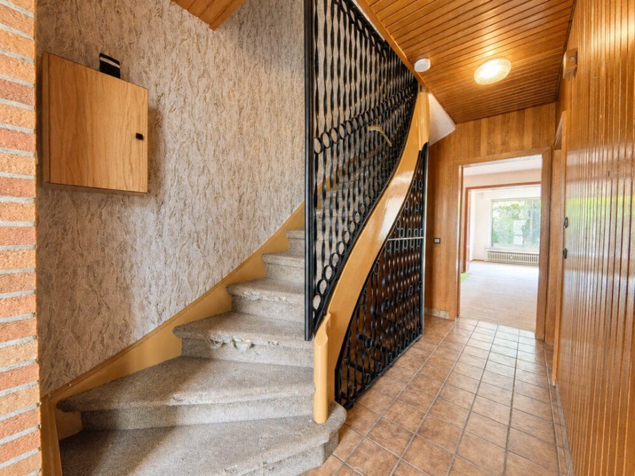 (5) Der Blick in den weiteren Flurverlauf im Erdgeschoss Reihenmittelhaus Bottrop / Batenbrock