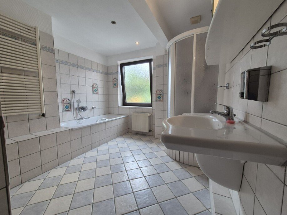 (17) Hier ein erster Einblick in das ger�umige Badezimmer der Wohnung Etagenwohnung Bottrop / Stadtmitte