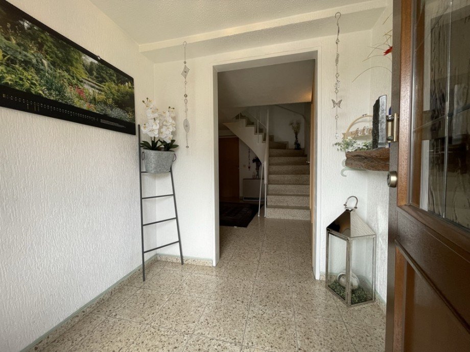 (4) Ein erster Einblick in den Hauseingang mit sich daran anschlie�endem Windfang Reihenhaus Bottrop / Lehmkuhle