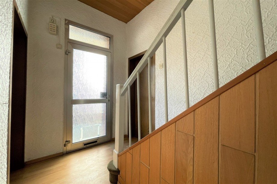 (32) Der Eingangsbereich im Erdgeschoss aus dem Geb�udeinneren Zweifamilienhaus Bottrop / Batenbrock
