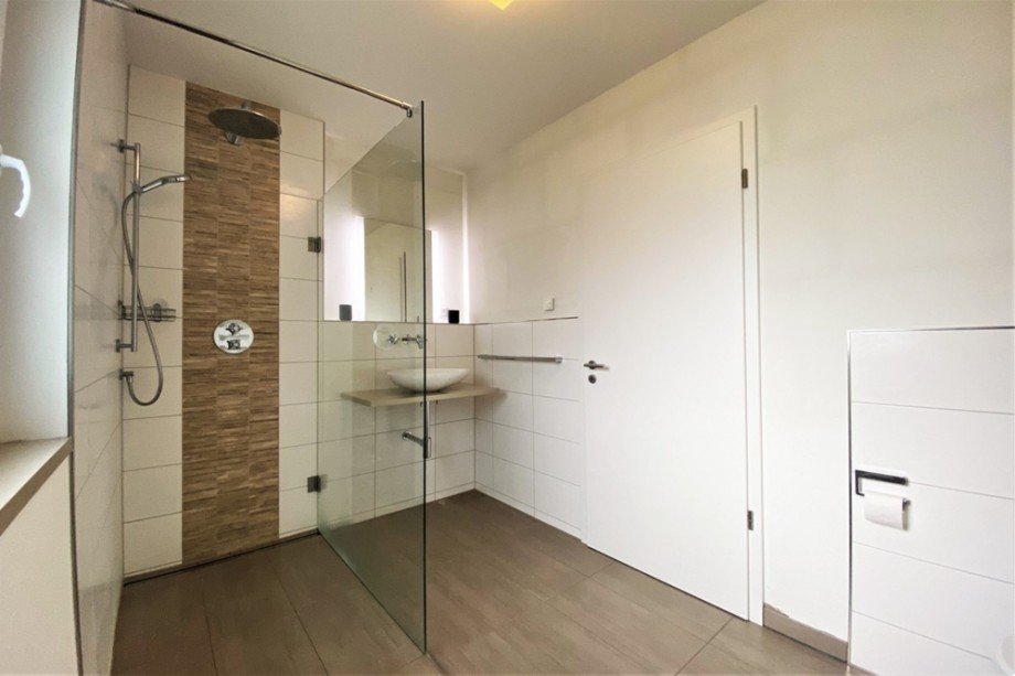 (5) Vom Flur aus links befindet sich das helle und modern geflieste Badezimmer Dachgeschosswohnung Essen / Heidhausen