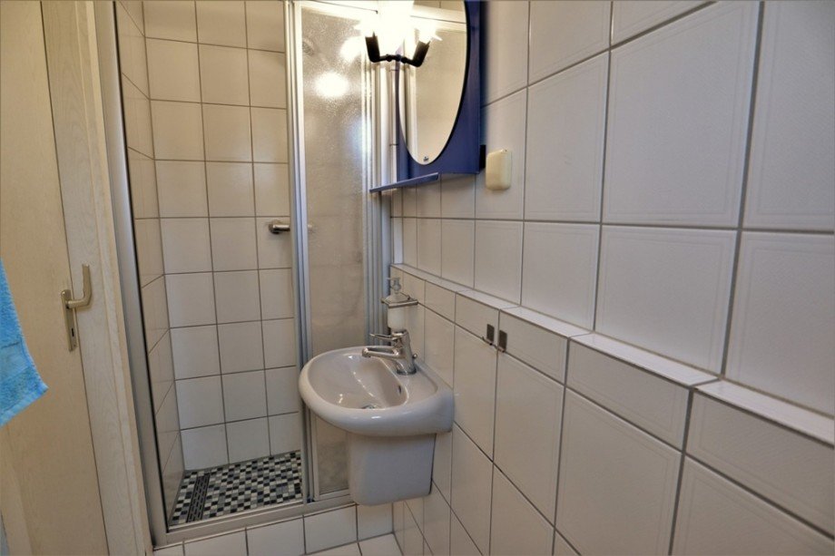 (4) Das G�ste WC inkl. Dusche im Erdgeschoss Reihenmittelhaus Essen / Altenessen-Nord