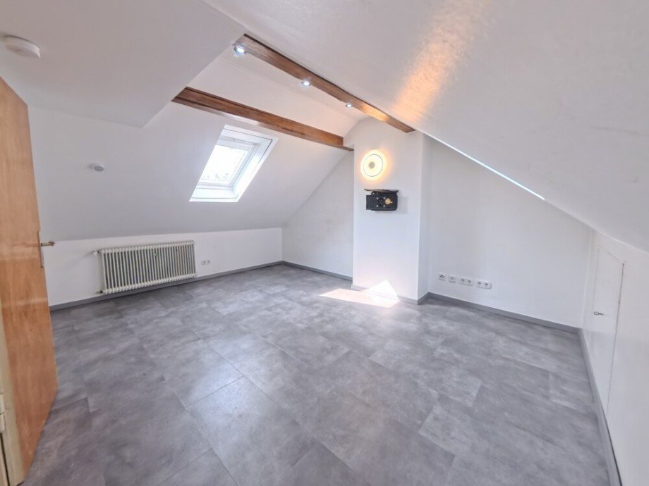 (24) Einblick in den wohnraumtauglich ausgebauten Raum im DG (Nfl.) Doppelhaush�lfte Oberhausen / Klosterhardt-Nord