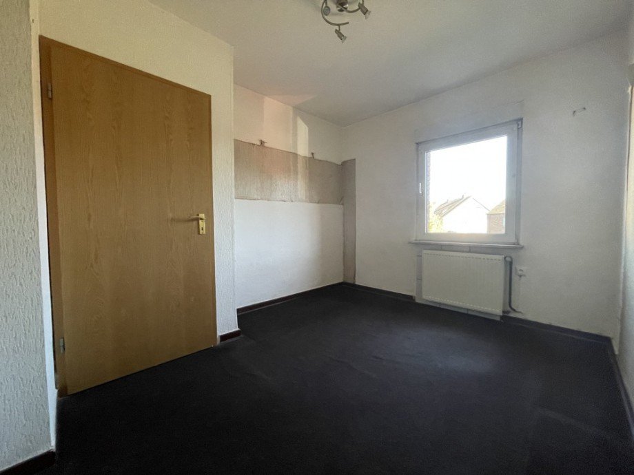 (26) Zur�ck im Obergeschoss blicken wir hier in das zweite Schlafzimmer (Vorderseite) auf dieser Etage Reihenendhaus Bottrop