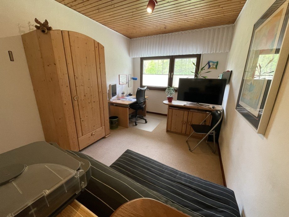 (20) Einblick in einen der beiden Schlafr�ume auf der Geb�uder�ckseite Reihenhaus Bottrop / Lehmkuhle