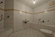 (10) Ein erster Einblick in das Hauptbadezimmer *VERKAUFT*