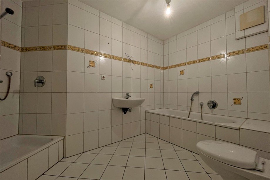 (10) Ein erster Einblick in das Hauptbadezimmer Etagenwohnung Bottrop / Stadtmitte