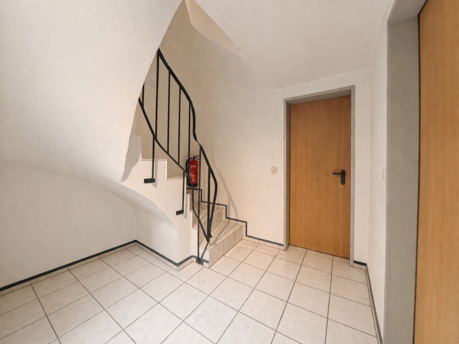 (33) Der Flur im Kellergeschoss mit Blickrichtung zur Waschk�che Reihenmittelhaus Bottrop / Welheim