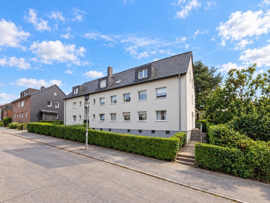 (2) Eine weitere Ansicht von der Stra�enfront Mehrfamilienhaus Bottrop / Stadtmitte