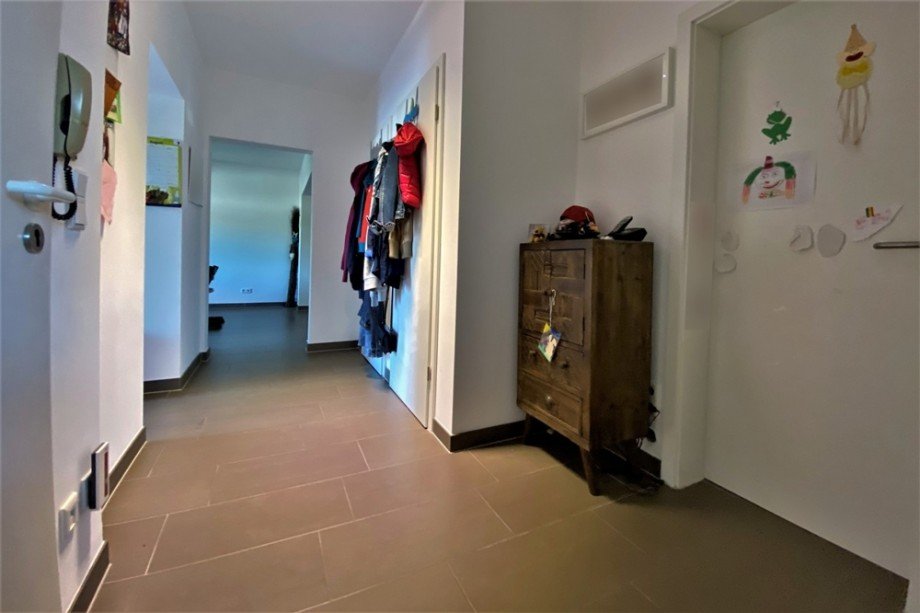 (15) Der erste Einblick in den Wohnungsflur im ersten Obergeschoss Mehrfamilienhaus Bottrop / Fuhlenbrock