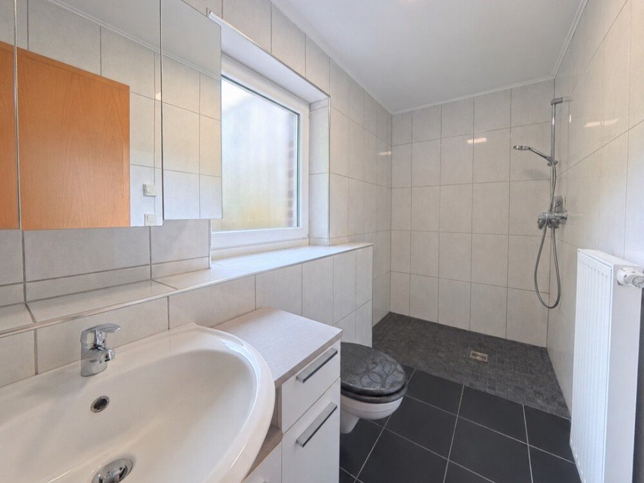 (13) Hier ein erster Einblick in das ansprechende Badezimmer Erdgeschosswohnung Bottrop / Stadtmitte