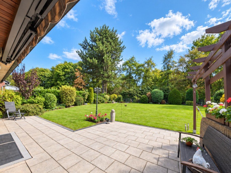 (13) Hier eine erste Terrassenimpression mit Ausblick in den traumhaften Garten Einfamilienhaus Oberhausen / Sterkrade-Nord