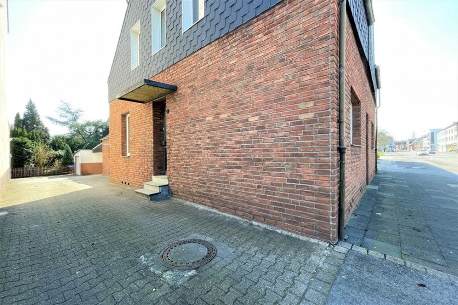 (29) Zur�ck im Einfahrtsbereich blicken wir auf den Eingang in die zweite Wohneinheit des Vordergeb�udes Zweifamilienhaus Bottrop / Batenbrock