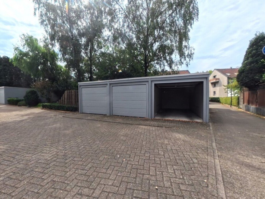 (21) Entlang der Hofeinfahrt erreichen Sie ferner die zugeh�rige PKW Garage Etagenwohnung Bottrop / Fuhlenbrock