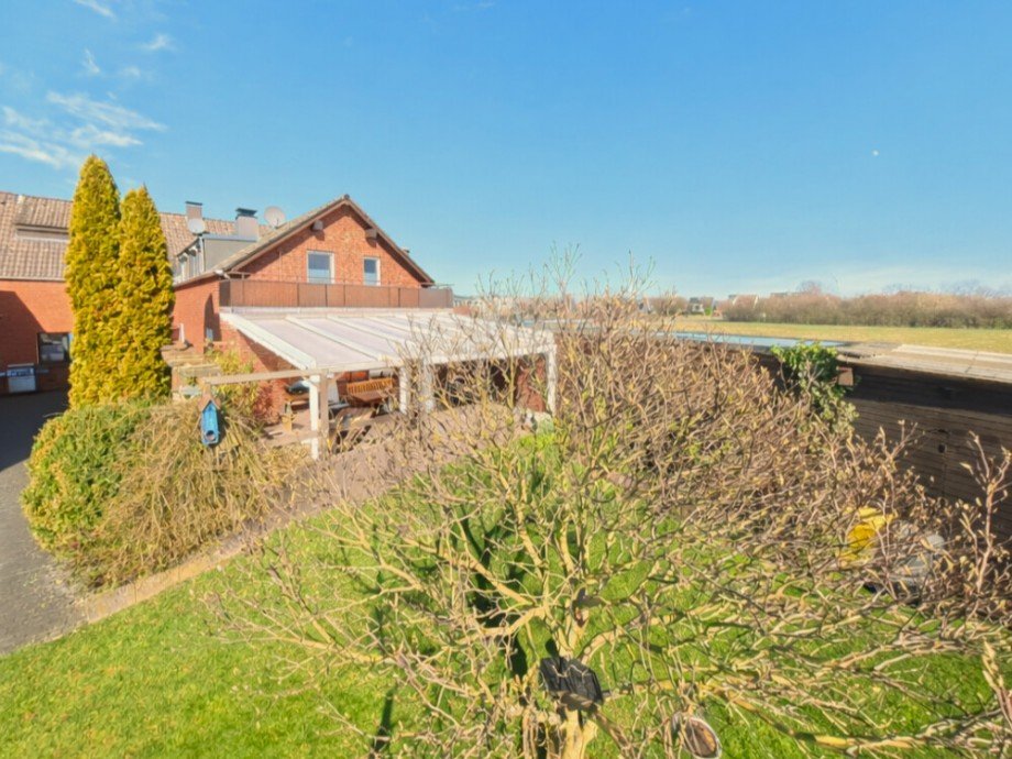 (15) R�ckansicht auf das Ge�ude und die Terrassenfl�chen Einfamilienhaus Bottrop / Feldhausen