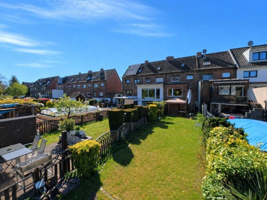 (13) Ein abschlie�ender �berblick des Gartens auf die Geb�uder�ckseite Reihenmittelhaus Bottrop / Eigen