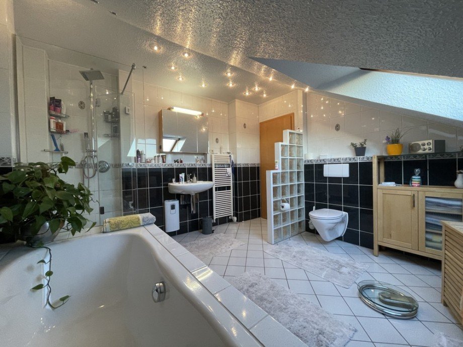 (23) Das Badezimmer aus einem anderen Blickwinkel Dachgeschosswohnung Bottrop / Vonderort