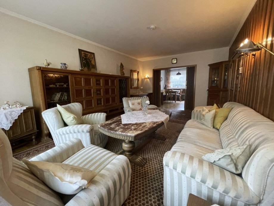 (12) Angrenzend an das Wohnzimmer befindet sich der Esszimmerbereich Zweifamilienhaus Bottrop