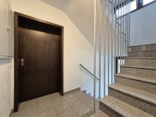 (5) Der Wohnungseingang im Erdgeschoss (rechts) *VERKAUFT*