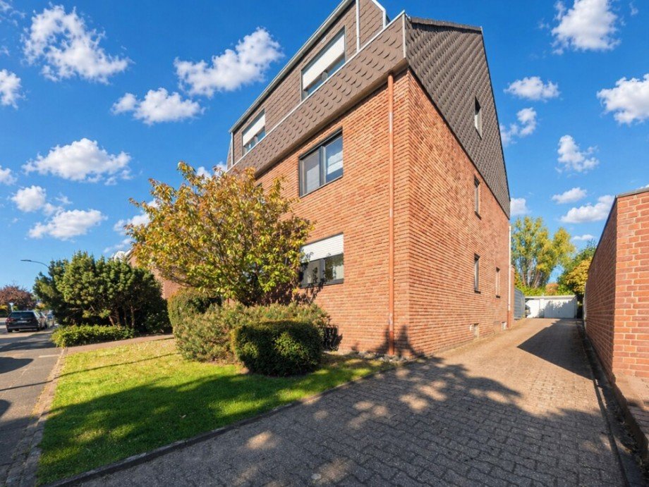 (28) Entlang dieser PKW Einfahrt erreichen wir das hintere Grundst�ck Etagenwohnung Bottrop / Fuhlenbrock