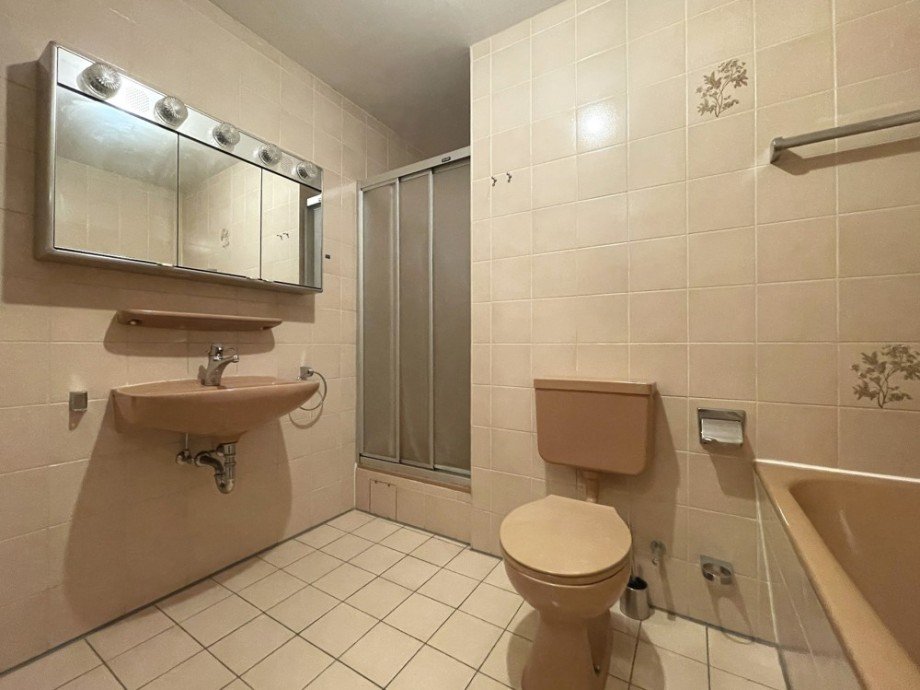 (18) Hier blicken Sie in das Hauptbadezimmer inkl. Dusche und Badewanne Etagenwohnung Gladbeck