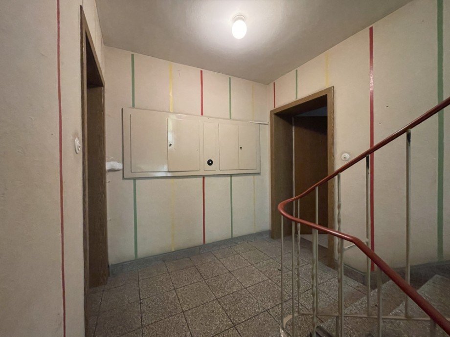 (9) Auf den Etagenpodesten befinden sich jeweils links- und rechtsseitig die Wohnungseing�nge Haus Gelsenkirchen / Bulmke-H�llen