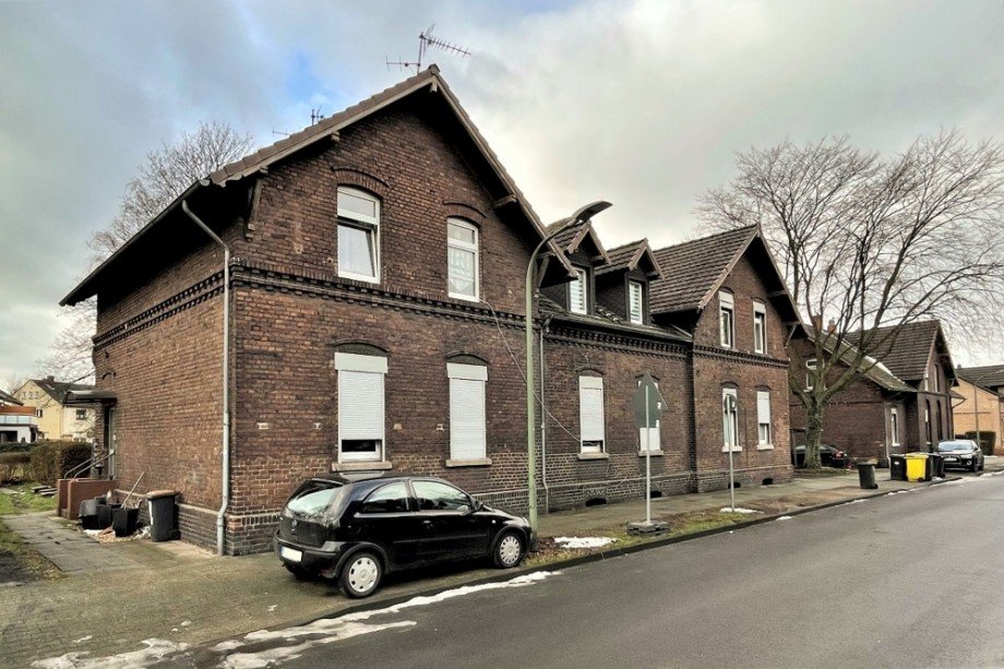 (2) Eine weitere Stra�enansicht der Immobilien Mehrfamilienhaus Bottrop / Ebel