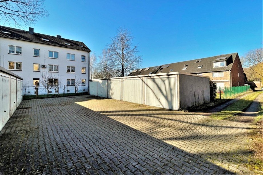 (22) Die Geb�uder�ckansicht vom zur Immobilie geh�renden Garagenhof Dachgeschosswohnung Oberhausen / Sterkrade-Mitte
