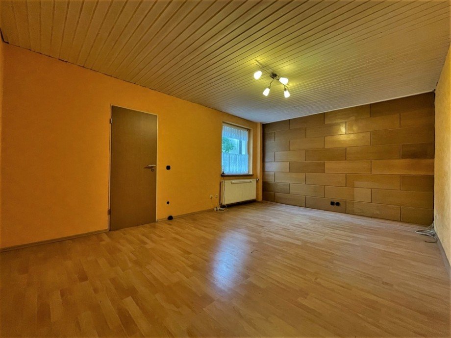 (6) Zentral auf der Geb�uder�ckseite gelegen befindet sich das Wohnzimmer Reihenmittelhaus Oberhausen / Holten