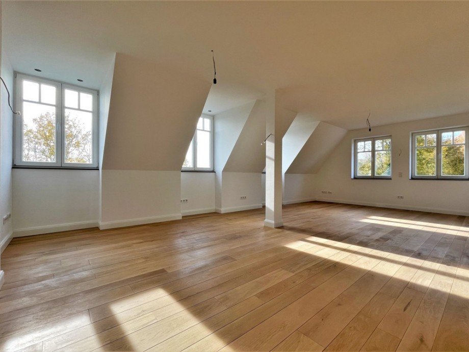(14) Der lichtdurchflutete Wohn- und Essbereich aus einer anderen Perspektive (Archivbild) Etagenwohnung Bottrop-Feldhausen