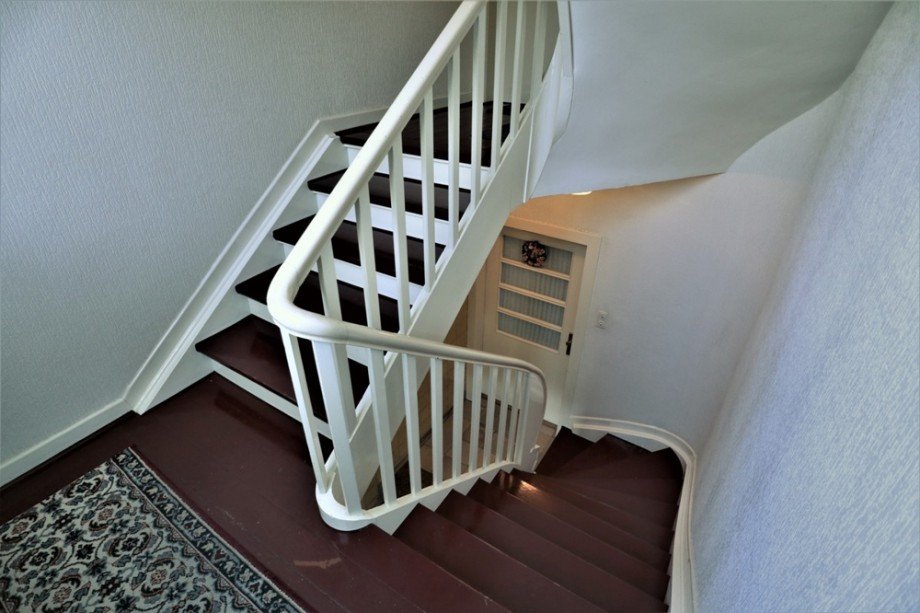 Weitere Impression aus dem Treppenhaus mit Blick zum Wohnungseingang im 1.OG Mehrfamilienhaus Bottrop / Stadtmitte